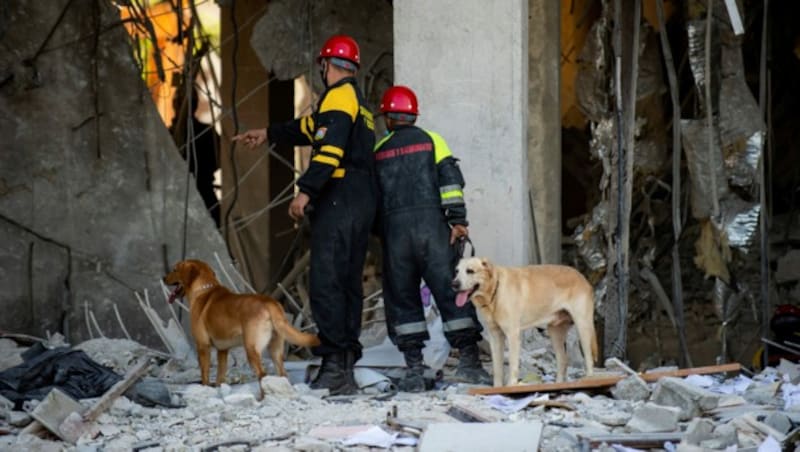 Mit der Hilfe von Hunden suchten die Einsatzkräfte nach Verschütteten. (Bild: APA/AFP/YAMIL LAGE)