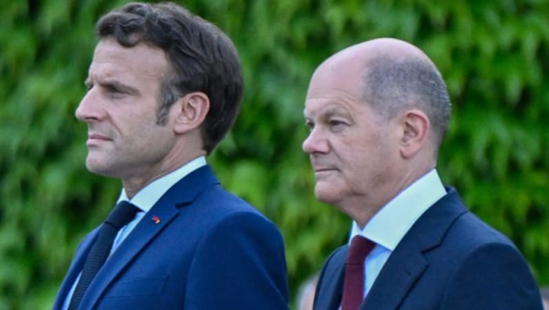 Bundeskanzler Olaf Scholz (R) und der französische Präsident Emmanuel Macron (Bild: APA/AFP/Tobias SCHWARZ)