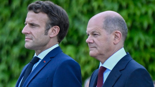 El canciller alemán Olaf Scholz (derecha) y el presidente francés Emmanuel Macron. (Bild: APA/AFP/Tobias SCHWARZ)