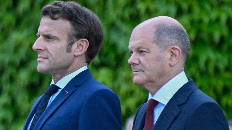 Bundeskanzler Olaf Scholz (R) und der französische Präsident Emmanuel Macron (Bild: APA/AFP/Tobias SCHWARZ)