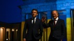 Bundeskanzler Olaf Scholz (R) und der französische Präsident Emmanuel Macron in Berlin. (Bild: APA/AFP/John MACDOUGALL)