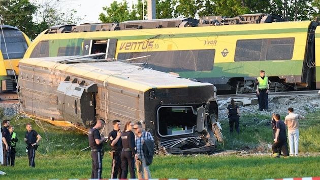 Die mit rund 70 Passagieren besetzte Raaberbahn entgleiste am 9. Mai 2022 bei Münchendorf (NÖ). (Bild: P. Huber)