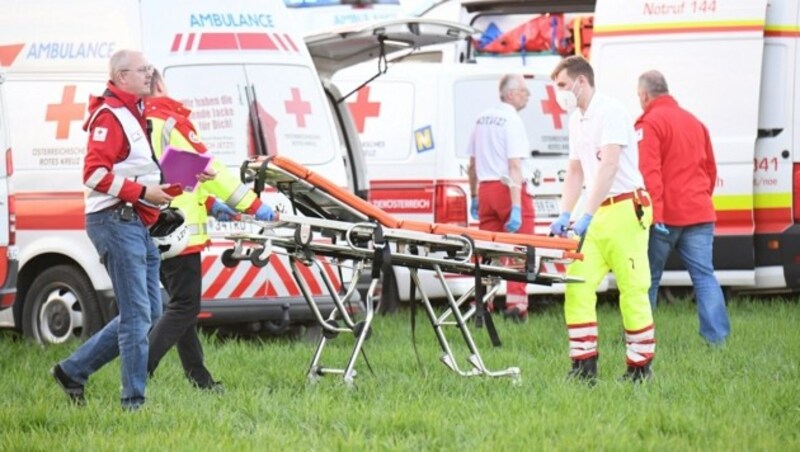 Bei dem Zugunglück kam ein junger Fahrgast ums Leben. Dutzende Passagiere wurden bei dem Unfall verletzt. (Bild: P. Huber)