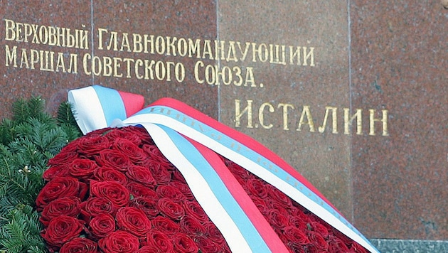 Ein Blumenkranz beim Russendenkmal am Schwarzenbergplatz (Bild: APA/Roland Schlager)