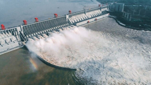 Der Dreischluchtendamm am Jangtsekiang ist das größte Wasserkraftwerk der Welt. Mit weiteren Talsperren soll Chinas Stromerzeugung aus Wasserkraft noch ausgebaut werden. (Bild: APA/AFP/STR)