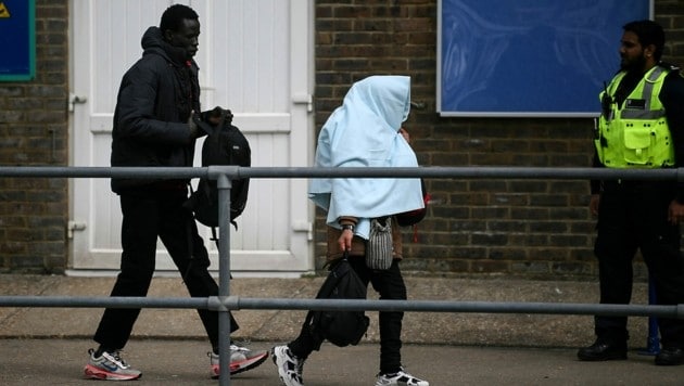 Diese beiden Migranten dürfen wie zahlreiche andere auch nicht in Großbritannien bleiben. (Bild: APA/AFP/Daniel LEAL)