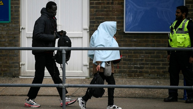 Diese beiden Migranten dürfen wie zahlreiche andere auch nicht in Großbritannien bleiben. (Bild: APA/AFP/Daniel LEAL)