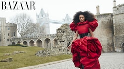 Model Kukua Williams in einem Kleid von Sarah Burton (Bild: Harper’s Bazaar UK/Richard Phibbs)