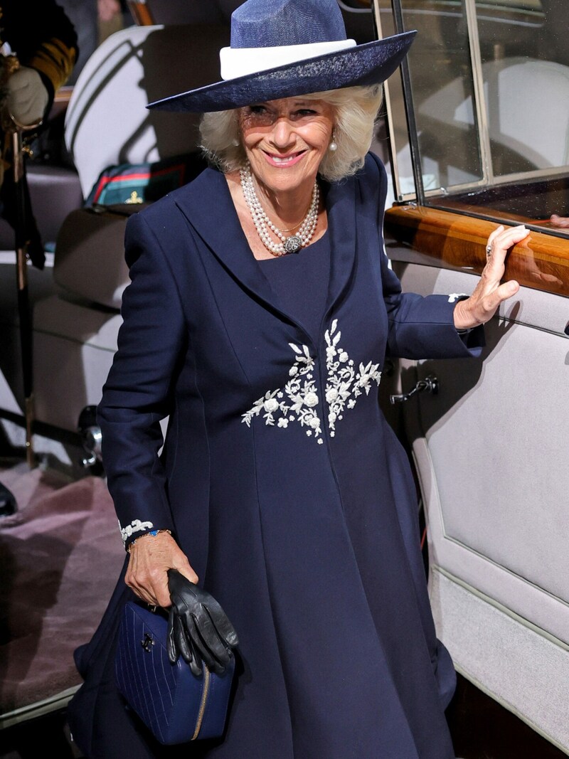 Mit blauer Chanel-Tasche und Handschuhen in der Hand machte Herzogin Camilla sich auf den Weg ins Parlament. (Bild: APA/Photo by Chris Jackson)