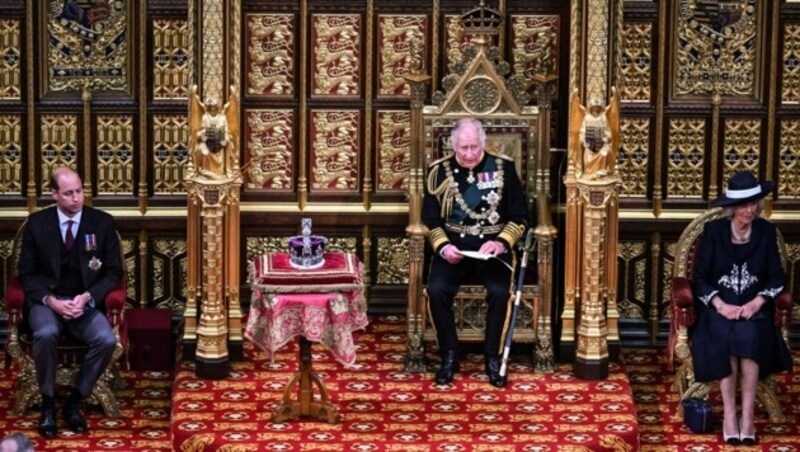 Prinz William und Herzogin Camilla saßen im britischen Parlament neben Prinz Charles. (Bild: APA/Photo by Ben Stansall/AFP)