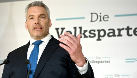 Kanzler Karl Nehammer betont den Standpunkt der ÖVP: Mit seiner Partei kein leichterer Zugang zur Einbürgerung. (Bild: APA/Roland Schlager)