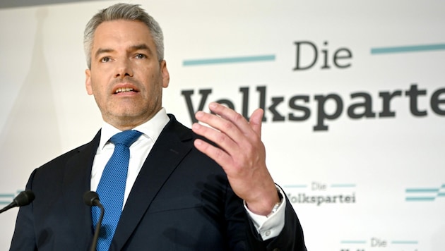 Kanzler Karl Nehammer betont den Standpunkt der ÖVP: Mit seiner Partei kein leichterer Zugang zur Einbürgerung. (Bild: APA/Roland Schlager)