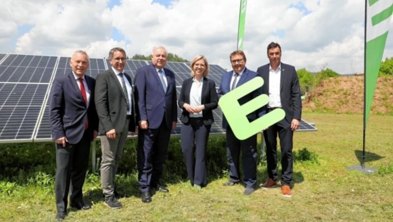 V. l.: Christian Purrer (Energie Steiermark), Bgm. Johannes Schmid (Rosental-Kainach), LH Hermann Schützenhöfer, Ministerin Leonore Gewessler, Martin Graf (ES), Bgm. Jochen Bocksruker (Bärnbach) (Bild: Energie Steiermark)