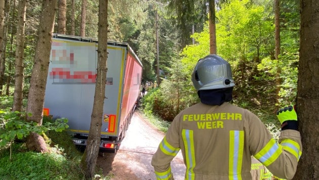 El vehículo de 35 toneladas quedó irremediablemente atascado en el bosque, tuvo que venir el cuerpo de bomberos.  (Imagen: ZOOM.TIROL, Krone KREATIV)