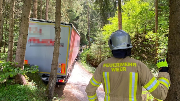 Hoffnungslos steckte das 35-Tonnen-Fahrzeug im Wald fest, die Feuerwehr musste her. (Bild: ZOOM.TIROL, Krone KREATIV)