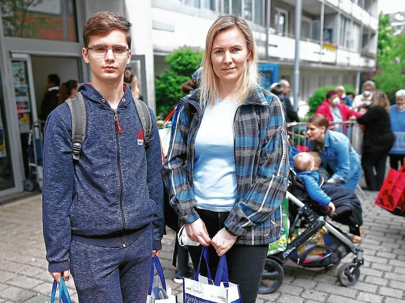 Die Ukrainerin Vita (re.) mit ihrem Sohn und vollen Einkaufstaschen mit Essen (Bild: Reinhard Holl)