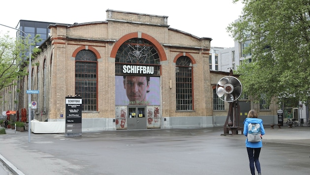 Das Schauspielhaus Zürich nutzt das denkmalgeschützte Industriegebäude, in dem einst Schiffe gebaut wurden, als Produktions- und Spielstätte. (Bild: Land OÖ/Maringer)
