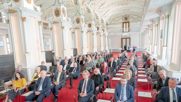 Rund 70 ehemalige Landespolitiker kamen zum Empfang in der Aula der Alten Universität in Graz. (Bild: Land Steiermark/Binder)