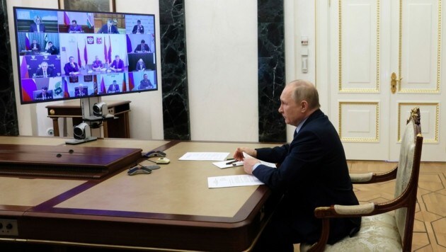 Der Kremlchef bei einer Videokonferenz mit Regionalvertretern, in der Maßnahmen gegen die aktuellen Waldbrände besprochen wurden (Bild: ASSOCIATED PRESS)