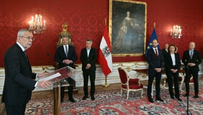 Bundespräsident Alexander Van der Bellen, Bundeskanzler Karl Nehammer, Vizekanzler Werner Kogler, Florian Tursky, Susanne Kraus-Winkler und Bundesminister Martin Kocher bei der Angelobung der neuen Regierungsmitglieder durch den Bundespräsidenten am Mittwoch (Bild: APA/ROLAND SCHLAGER)