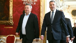 Vizekanzler Werner Kogler (Grüne) und Bundeskanzler Karl Nehammer (ÖVP) (Bild: APA/ROLAND SCHLAGER)