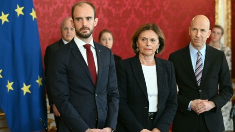 Florian Tursky (Staatssekretär Digitalisierung), Susanne Kraus-Winkler (Staatssekretärin Tourismus) und Bundesminister Martin Kocher (Arbeit und Wirtschaft) (Bild: APA/ROLAND SCHLAGER)