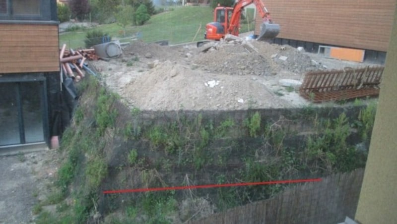 Die rote Linie markiert die ursprünglich geplante Höhe der Mauer. (Bild: zVg)