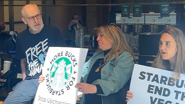 James Cromwell protestiert bei Starbucks gegen die Preise für vegane Milch. (Bild: www.facebook.com/official.peta)