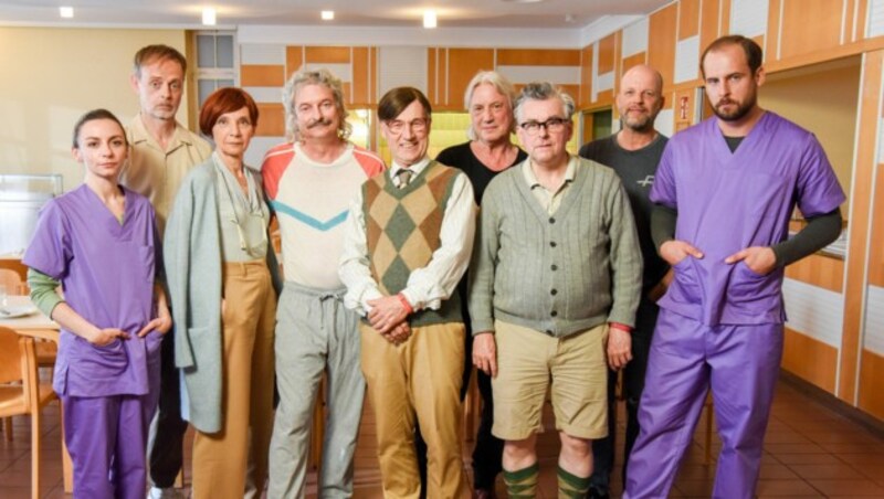 Im Bild (v.li.): Julia Edtmeier, Roland Penzinger, Eva Billisich, Alfred Dorfer, Roland Düringer, Regisseur Harald Sicheritz, Johannes Silberschneider, Kameramann Thomas Kürzl, David Jakob (Bild: ORF)