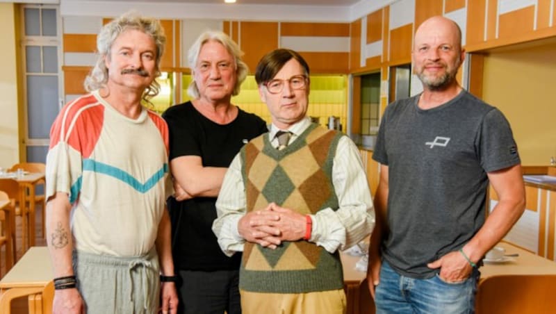 Im Bild (v.li.): Alfred Dorfer, Regisseur Harald Sicheritz, Roland Düringer, Kameramann Thomas Kürzl (Bild: ORF)