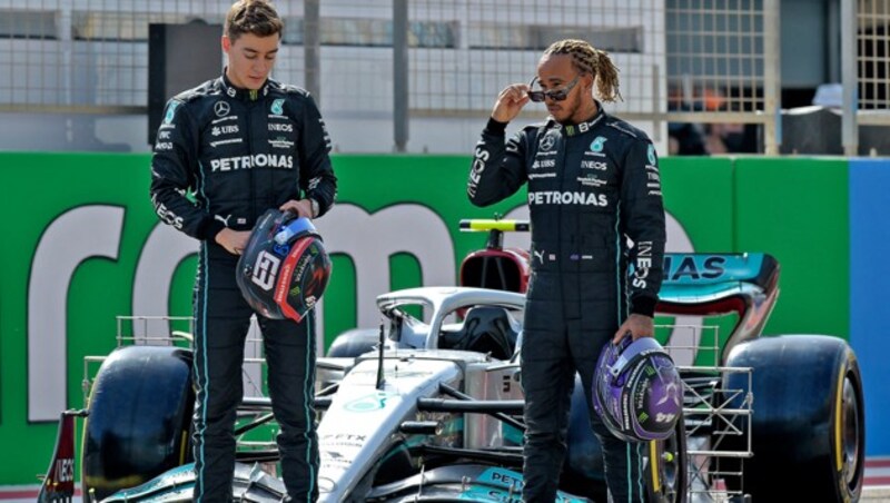 George Russell (li.) und Lewis Hamilton (Bild: APA/AFP/Mazen MAHDI)