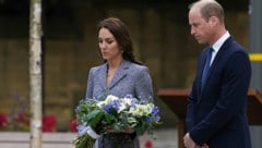 Herzogin Kate und Prinz William waren beim Termin in Manchester sichtlich berührt. (Bild: AFP)