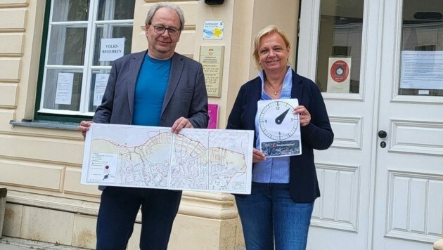 Ortschefin Kö und Vizebürgermeister Apl präsentieren die Kurzparkzonen-Erweiterung in Perchtoldsdorf. (Bild: Marktgemeinde Perchtoldsdorf)