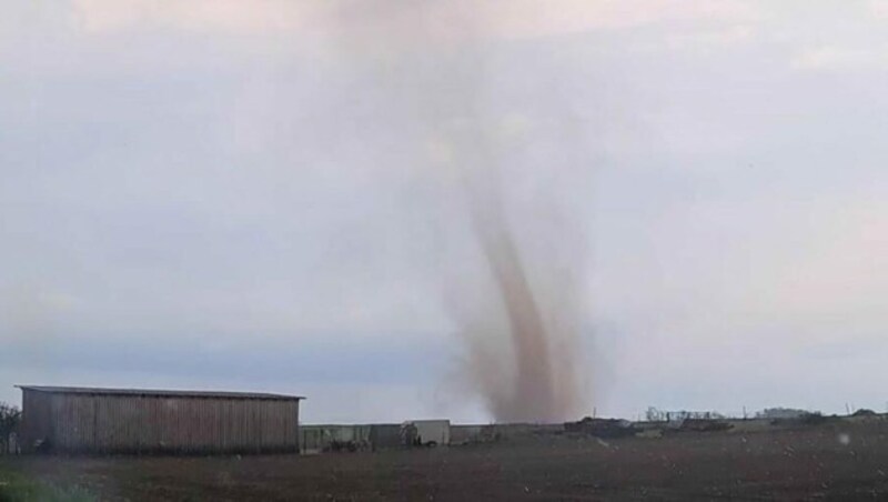 Das erste Unwetter der Gewittersaison begann gleich mit einem Knall. Ein Tornado fegte über Ottenthal hinweg. (Bild: Skywarn/Peter Prantner)