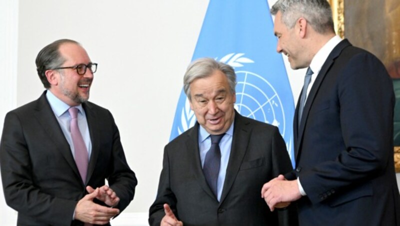 UNO-Generalsekretär Antonio Guterres beim Treffen mit Außenminister Alexander Schallenberg (l./ÖVP) und Bundeskanzler Karl Nehammer (r./ÖVP) (Bild: APA/ROLAND SCHLAGER)