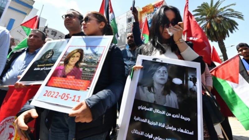 Tunesische Journalisten protestieren vor der nationalen Journalistengewerkschaft SNJT in Tunis gegen den Tod der palästinensischen Al-Jazeera-Journalistin Shireen Abu Akleh. (Bild: AFP)