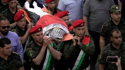 Die getötete Al-Jazeera-Journalistin Shireen Abu Akleh wird von einer palästinensischen Ehrengarde in der Stadt Nablus im Westjordanland getragen. (Bild: The Associated Press)