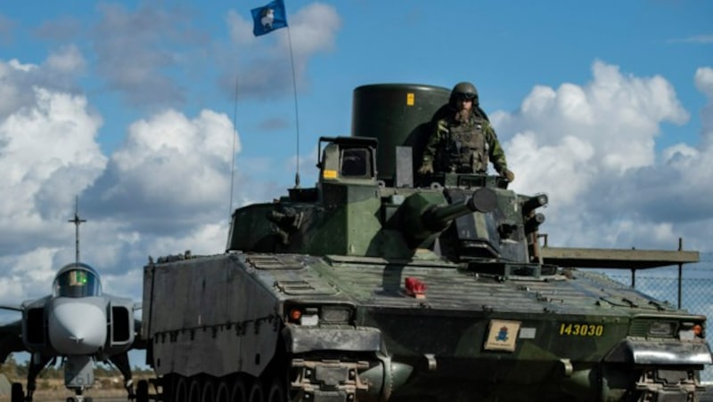 Schwedische Truppen der NATO (Bild: AP)