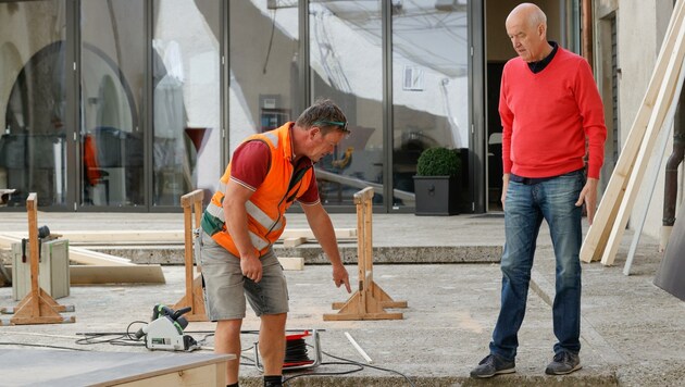 Hermann Döllerer schaut beim Bühnenaufbau vorbei (Bild: Tschepp Markus)