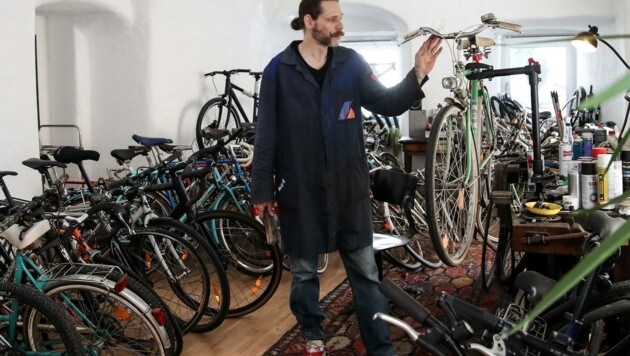 Andreas Thonhofer en su banco de trabajo para bicicletas en el casco antiguo de Hallein.  (Imagen: Consolador Andreas)