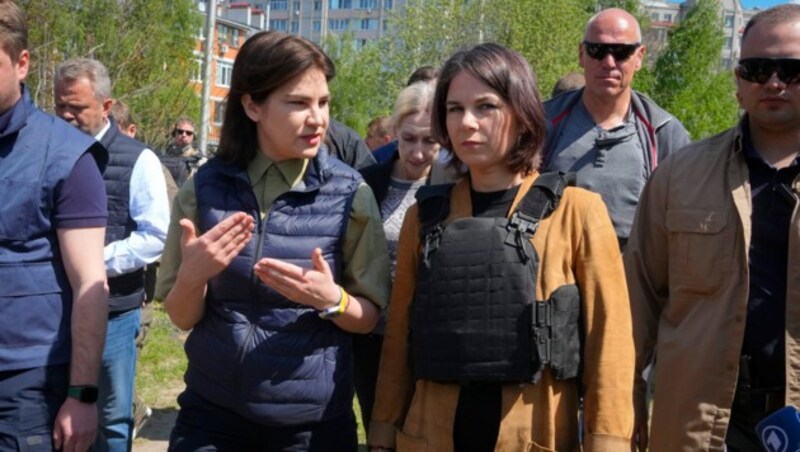 Wenediktowa mit Baerbock in Butscha (Bild: AP)