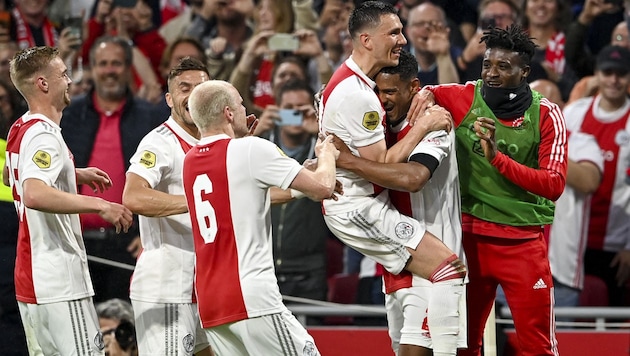 Das geplante Testspiel von Oliver Glasners Eintracht Frankfurt gegen Ajax Amsterdam ist wegen mehrerer Corona-Fälle im Team der Niederländer abgesagt worden (Bild: AFP)