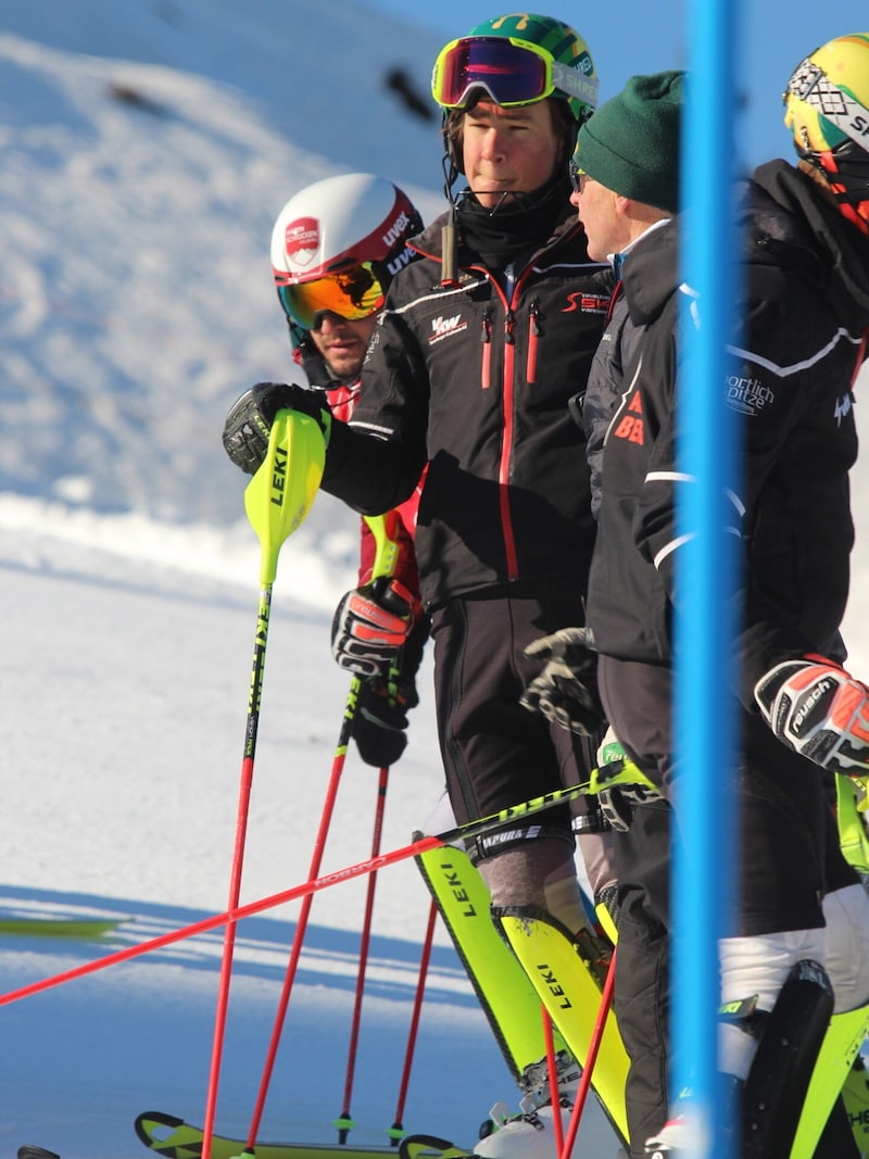 Rückblende in den März 2022: Als Mitglied des Vorarlberger Jugendkaders durfte Moritz Zudrell (M.) gemeinsam mit Olympisieger Johannes Strolz (li.) bei den Staatsmeisterschaften in der Silvretta Montafon den Kurs besichtigen. Nun starten sie gemeinsam im Weltcup. (Bild: Peter Weihs/Kronenzeitung)