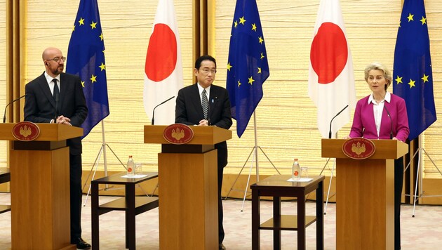 EU-Kommissionspräsidentin Ursula von der Leyen (re.) und EU-Ratspräsident Charles Michel (li.) zu Besuch bei Japans Regierungschef Fumio Kishida (Bild: AFP)