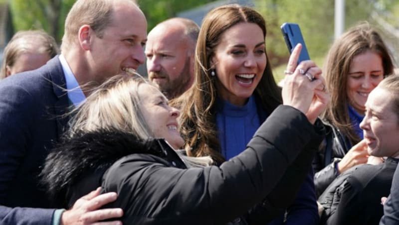 Prinz William und Herzogin Kate posierten in Glasgow geduldig für Selfies mit Royal-Fans. (Bild: AFP)