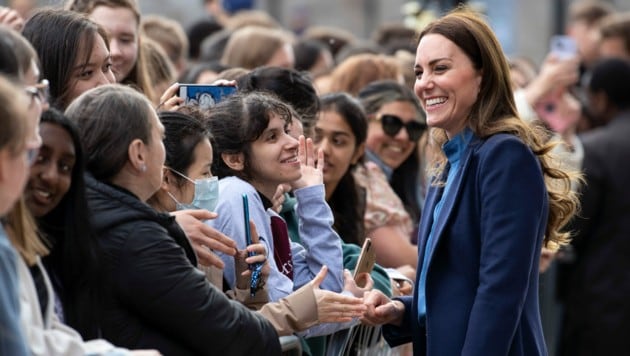 Herzogin Kate nahm sich beim Besuch in Glasgow viel Zeit für die wartenden Royal-Fans - und half einem Studenten sogar, sein Kreuzworträtsel zu lösen. (Bild: Doug Peters / PA / picturedesk.com)