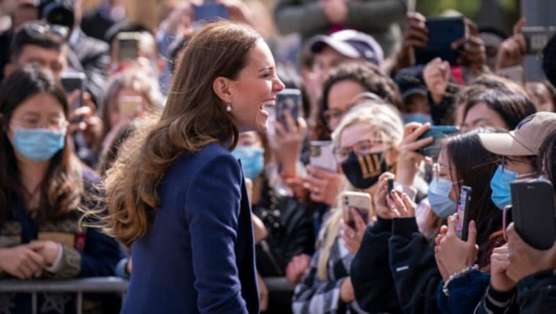 Herzogin Kate hatte in Glasgow sichtlich Spaß beim Bad in der Menge. (Bild: AFP)