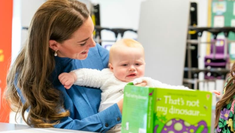 Beim Besuch in einem Kindergarten in Glasgow weckte ein Baby bei Herzogin Kate Mama-Gefühle. (Bild: PA)