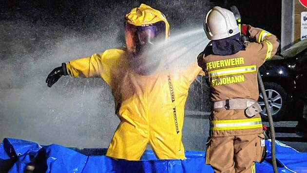 Am Bahnhof St. Johann im Pongau hat ein Gefahrenguteinsatz in der Nacht 110 Feuerwehrleute gefordert. (Bild: Markus Tschepp)