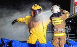 Am Bahnhof St. Johann im Pongau hat ein Gefahrenguteinsatz in der Nacht 110 Feuerwehrleute gefordert. (Bild: Markus Tschepp)